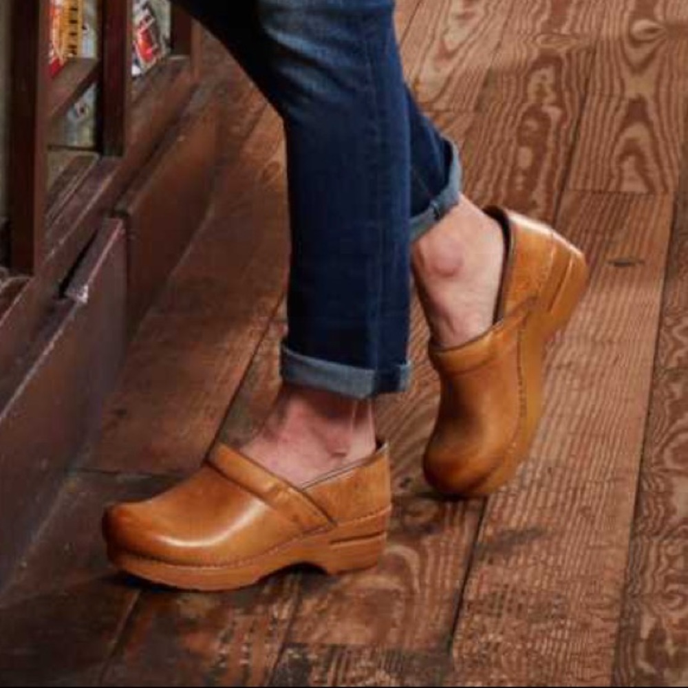 Dansko💕Oiled Leather Honey Cognac Nurse Clogs
